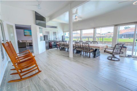 House in Merrit Island, Florida 4 bedrooms, 229.1 sq.m. № 2206443 - photo 20