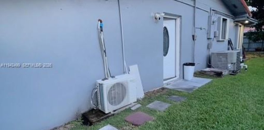 Immobilier commercial à Hialeah, Floride 1 chambre, 161.84 m2 № 1999846