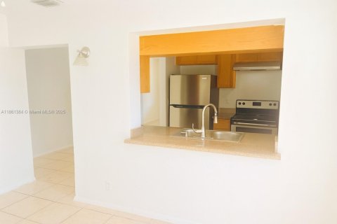 House in Tamarac, Florida 3 bedrooms, 117.24 sq.m. № 1890261 - photo 10