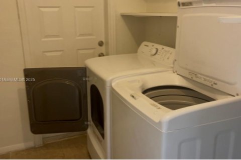 House in Tamarac, Florida 3 bedrooms, 117.24 sq.m. № 1890261 - photo 12