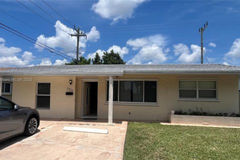 House in Tamarac, Florida 3 bedrooms, 117.24 sq.m. № 1890261 - photo 1