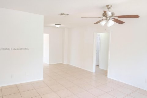 House in Tamarac, Florida 3 bedrooms, 117.24 sq.m. № 1890261 - photo 4