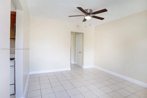Apartamento en alquiler en Miami, Florida, 1 dormitorio, 41.81 m2 № 1925473 - foto 7