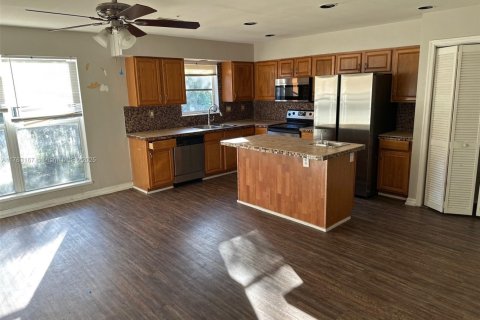Casa en venta en Lake Park, Florida, 4 dormitorios, 159.98 m2 № 1571298 - foto 9