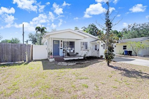 House in Saint Petersburg, Florida 3 bedrooms, 113.34 sq.m. № 2209704
