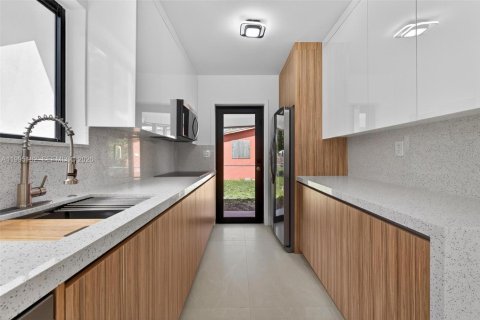 Casa en venta en Miami, Florida, 4 dormitorios, 106.28 m2 № 2062676 - foto 12