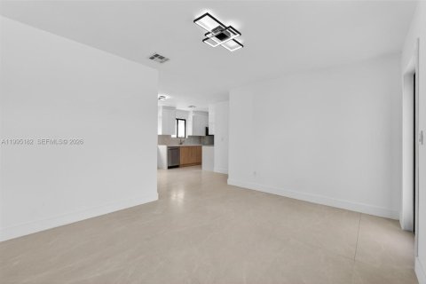 Casa en venta en Miami, Florida, 4 dormitorios, 106.28 m2 № 2062676 - foto 8