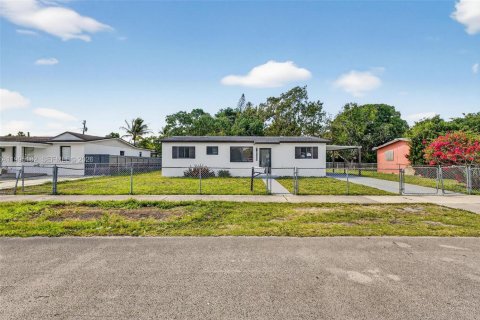 Casa en venta en Miami, Florida, 4 dormitorios, 106.28 m2 № 2062676 - foto 3