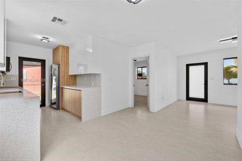 Casa en venta en Miami, Florida, 4 dormitorios, 106.28 m2 № 2062676 - foto 10