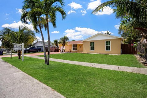 Casa en Homestead, Florida 3 dormitorios, 160.16 m2 № 1941904