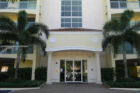 Copropriété à vendre à Hallandale Beach, Floride: 2 chambres, 106.84 m2 № 1598971 - photo 1