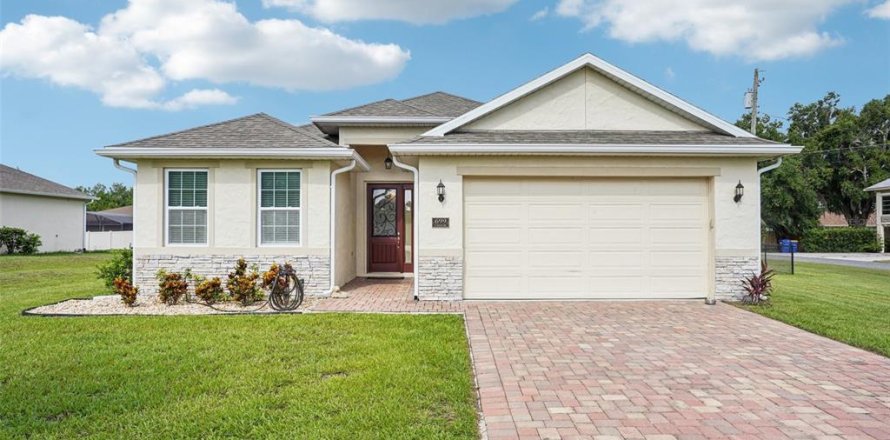 House in Howey-in-the-Hills, Florida 3 bedrooms, 153.38 sq.m. № 1840231