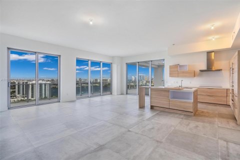 Condo in North Miami Beach, Florida, 4 bedrooms  № 1812293 - photo 11