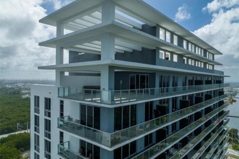 Condo in North Miami Beach, Florida, 4 bedrooms  № 1812293 - photo 1