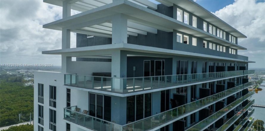 Condo in North Miami Beach, Florida, 4 bedrooms  № 1812293
