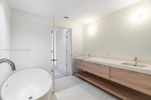 Condo in North Miami Beach, Florida, 4 bedrooms  № 1812293 - photo 28