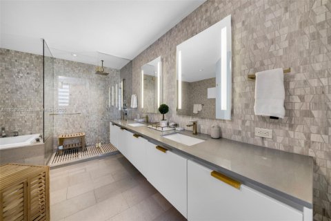 Condo in Miami, Florida, 3 bedrooms № 1797731 - photo 17