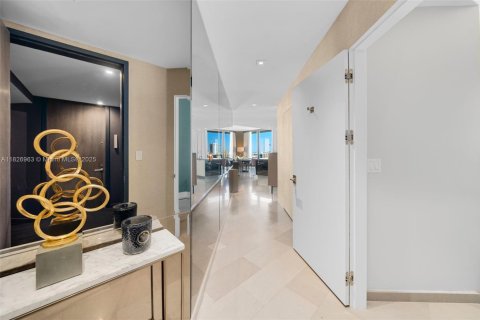 Condo in Miami, Florida, 3 bedrooms № 1797731 - photo 2