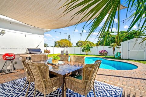 Casa en venta en Lantana, Florida, 3 dormitorios, 103.96 m2 № 1956634 - foto 2