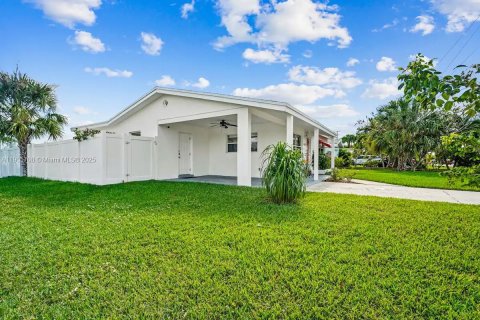 Casa en venta en Lantana, Florida, 3 dormitorios, 103.96 m2 № 1956634 - foto 3