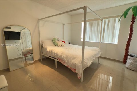 Condo in Weston, Florida, 2 bedrooms  № 2005079 - photo 16