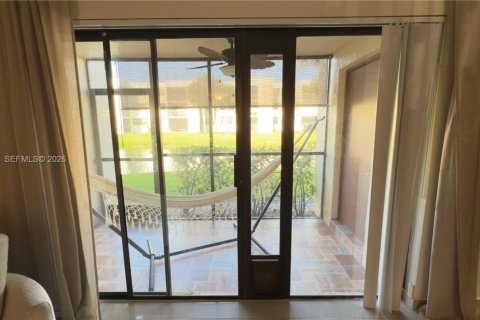 Condo in Weston, Florida, 2 bedrooms  № 2005079 - photo 11