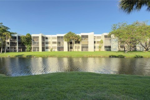 Condo in Weston, Florida, 2 bedrooms  № 2005079 - photo 15