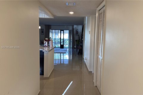 Condo in Weston, Florida, 2 bedrooms  № 2005079 - photo 25
