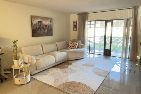 Condo in Weston, Florida, 2 bedrooms  № 2005079 - photo 8