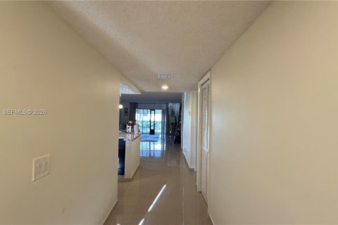 Condo in Weston, Florida, 2 bedrooms  № 2005079 - photo 4