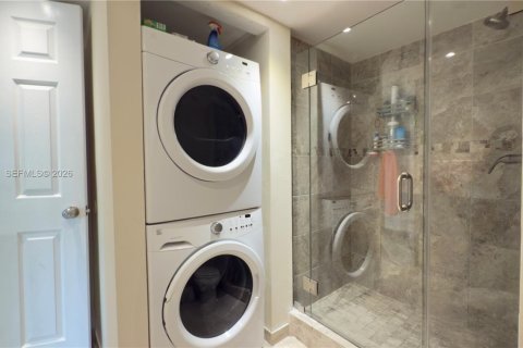 Condo in Weston, Florida, 2 bedrooms  № 2005079 - photo 23