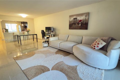 Condo in Weston, Florida, 2 bedrooms  № 2005079 - photo 9