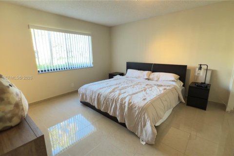 Condo in Weston, Florida, 2 bedrooms  № 2005079 - photo 20