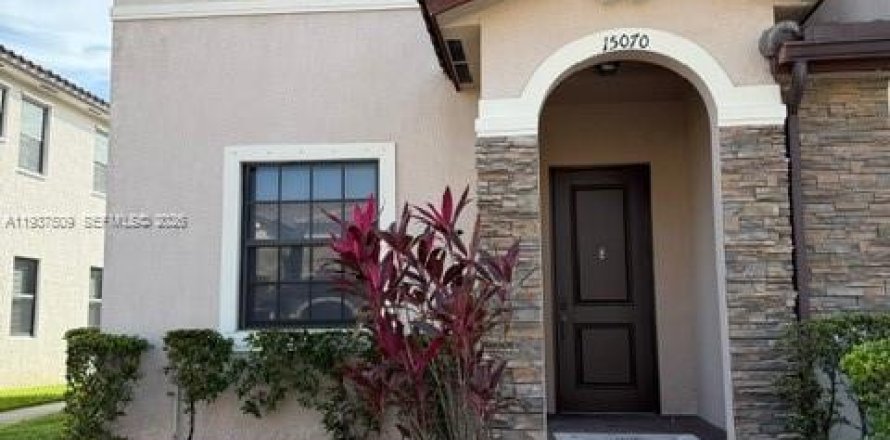 Adosado en Miami, Florida 2 dormitorios, 131.55 m2 № 2053227