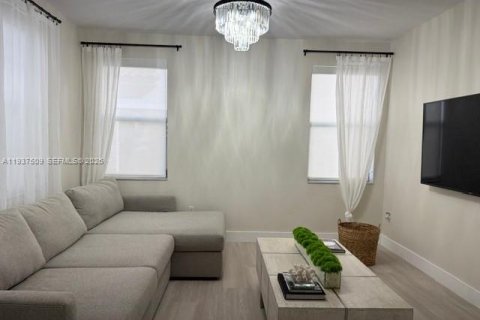 Adosado en venta en Miami, Florida, 2 dormitorios, 131.55 m2 № 2053227 - foto 3
