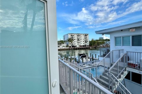 Снять в аренду квартиру в Майами-Бич, Флорида 1 спальня, 1357.67м2, № 2035716 - фото 16