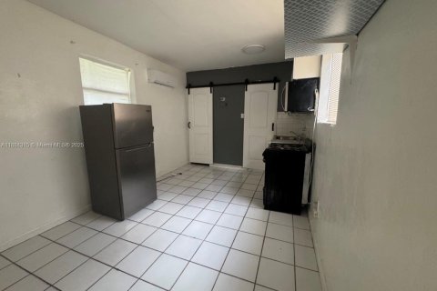 Villa ou maison à louer à Miami, Floride: 254.92 m2 № 1930885 - photo 3