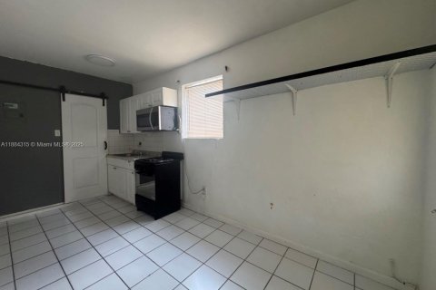 Villa ou maison à louer à Miami, Floride: 254.92 m2 № 1930885 - photo 2