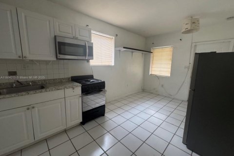 Villa ou maison à louer à Miami, Floride: 254.92 m2 № 1930885 - photo 7