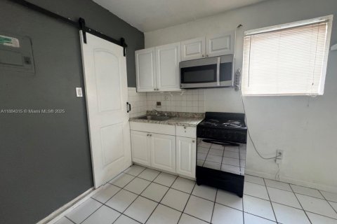 Villa ou maison à louer à Miami, Floride: 254.92 m2 № 1930885 - photo 4