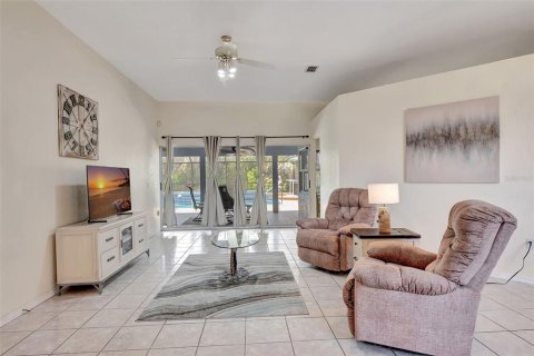 House in Port Charlotte, Florida 4 bedrooms, 262.26 sq.m. № 1775452 - photo 11