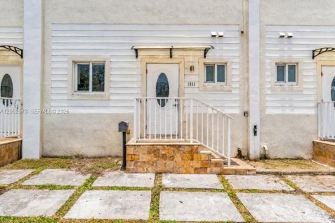 House in Miami, Florida 4 bedrooms, 341.79 sq.m. № 2179789