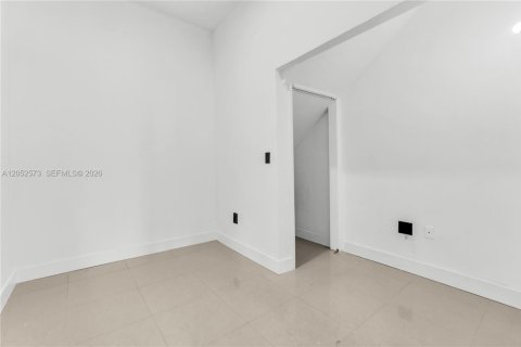 Villa ou maison à louer à Miami, Floride: 4 chambres, 341.79 m2 № 2179789 - photo 14