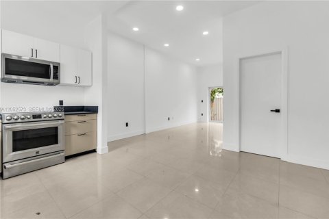 Villa ou maison à louer à Miami, Floride: 4 chambres, 341.79 m2 № 2179789 - photo 2