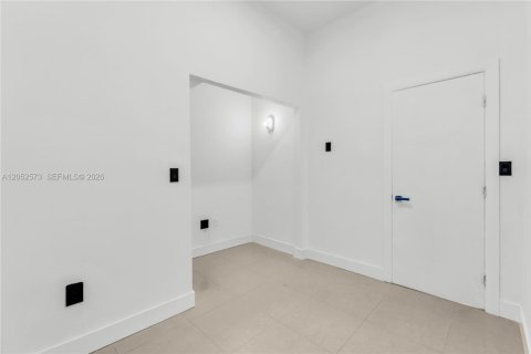 Villa ou maison à louer à Miami, Floride: 4 chambres, 341.79 m2 № 2179789 - photo 15