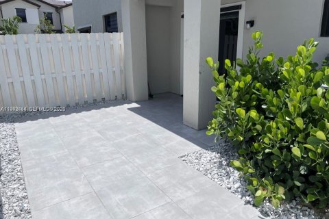 Снять в аренду таунхаус в Пемброк-Пайнс, Флорида 3 спальни, № 1999962 - фото 3