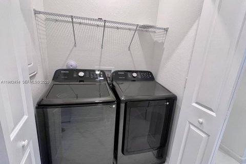 Снять в аренду таунхаус в Пемброк-Пайнс, Флорида 3 спальни, № 1999962 - фото 18