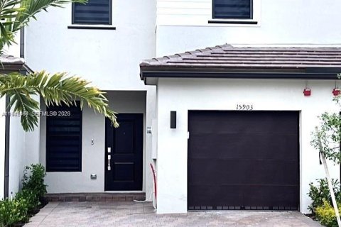 Таунхаус в Пемброк-Пайнс, Флорида 3 спальни № 1999962