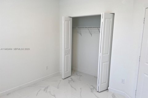 Снять в аренду таунхаус в Пемброк-Пайнс, Флорида 3 спальни, № 1999962 - фото 15