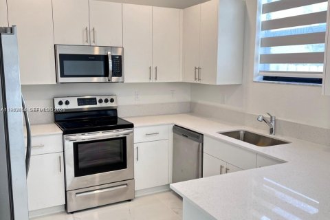 Снять в аренду таунхаус в Пемброк-Пайнс, Флорида 3 спальни, № 1999962 - фото 4